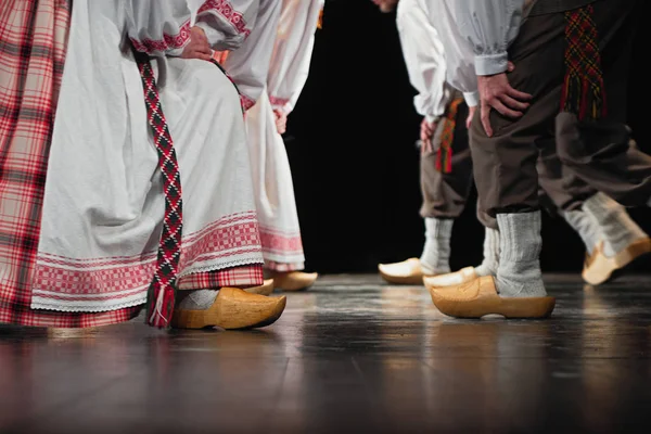 Composición abstracta mostrando piernas vestidas con ropa tradicional lituana bailando en folclore . — Foto de Stock