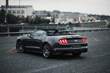 Kaunas, Litvanya - 4 Mayıs 2019: Şehir merkezine park edilmiş gri Ford Mustang cupe.