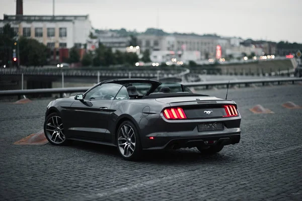 Kaunas, Litvanya - 4 Mayıs 2019: Şehir merkezine park edilmiş gri Ford Mustang cupe. — Stok fotoğraf