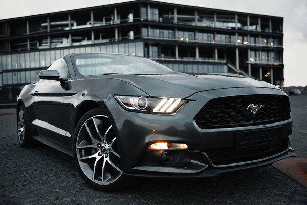 Каунас, Литва - 4 мая 2019 года: Серый Форд Мустанг куб припаркован в центре города
.