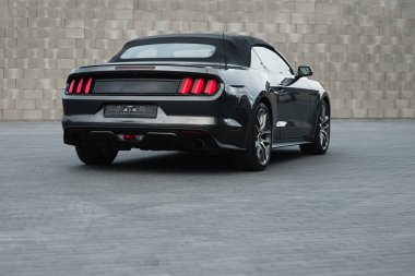 Kaunas, Litvanya - 4 Mayıs 2019: Gri Amerikan kaslı arabası Ford Mustang Gt şehir merkezinin otoparkında duruyor.