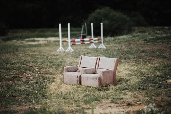 Ein hölzerner Sessel mit einem grauen, handgefertigten Sitz steht auf dem Trainingsplatz. — Stockfoto