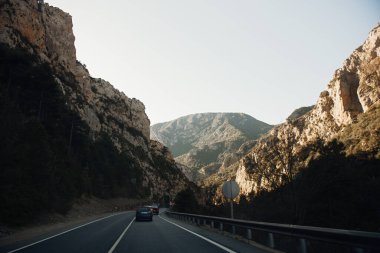 Fas, Afrika, 16 Ocak 2020: Afrika yolunda off-road jipi sürüyor