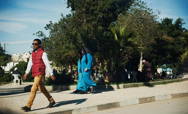 Μαρόκο, Αφρική, 16 Ιανουαρίου 2020: γυναίκες περπατούν σε βρώμικο δρόμο στο Μαρόκο — Φωτογραφία Αρχείου