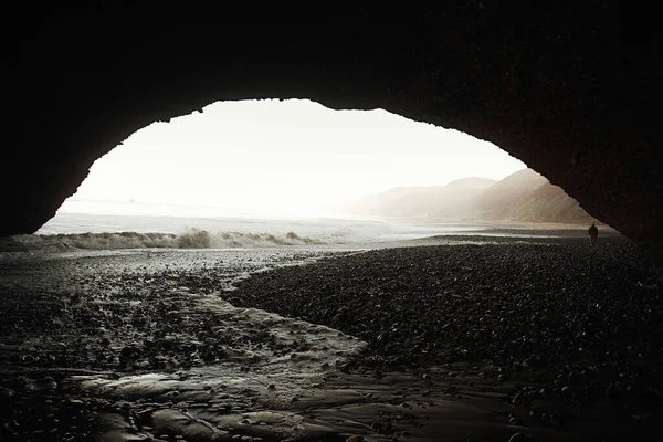 Dramatische Natursteinbögen aus Legzira, die über das Meer, den Atlantik, Marokko und Afrika reichen — Stockfoto