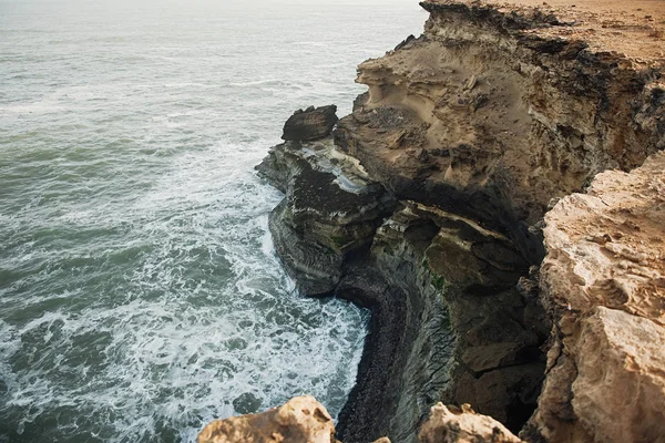 Όμορφη τραχιά ακτογραμμή με κύματα συντρίβεται στα βράχια — Φωτογραφία Αρχείου