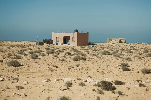 Un'abitazione vicino alla strada sulla costa atlanica del Marocco — Foto Stock