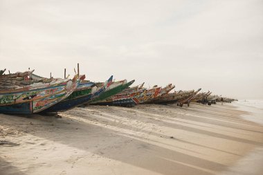 Kayar, Senegal - 17 Ocak 2020: Kayar, Senegal 'de geleneksel boyanmış ahşap balıkçı teknesi. Batı Afrika.