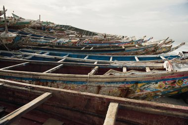 Kayar, Senegal - 17 Ocak 2020: Kayar, Senegal 'de geleneksel boyanmış ahşap balıkçı teknesi. Batı Afrika.