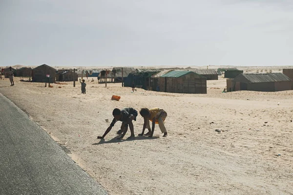 Sahara Desert Mauritania Gennaio 2020 Bambini Non Identificati Raccolgono Caramelle — Foto Stock