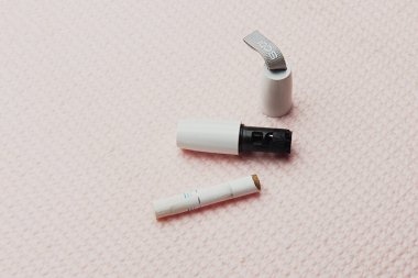 Kaunas, Litvanya - 26 Şubat 2020: Iqos cihazı için tütsülenmiş Heets çubuğu ve yakın çekim fotoğrafı için temizleyici