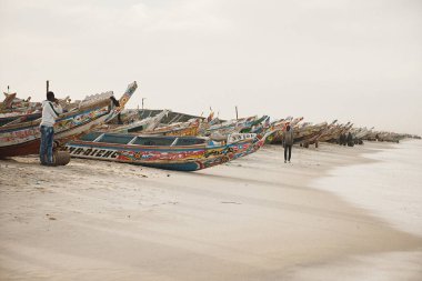 Kayar, Senegal - 17 Ocak 2020: Kayar, Senegal 'de geleneksel boyanmış ahşap balıkçı teknesi. Batı Afrika.