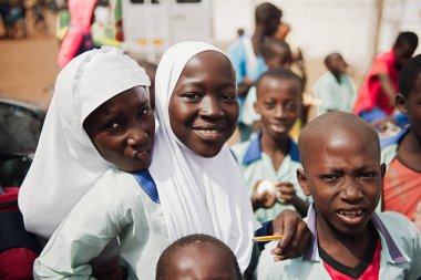 Kaschouane, Senegal - 21 Ocak 2020: Kaschouane köyünde kimliği belirsiz küçük kız ve erkek çocuklar oynuyor.