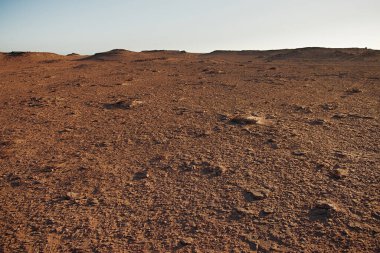 Mavi gökyüzü ile kırmızı morroka çölü, Afrika