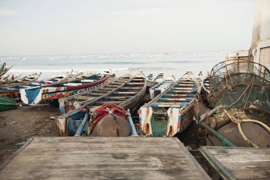 Ferlo Çölü, Senegal, 17 Ocak 2020: Batı Afrika şehirlerinde eşek arabalı insanların yerel taşımacılığı.