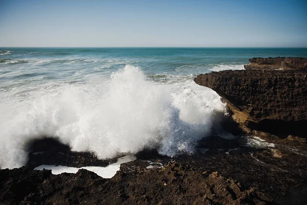 Schöne Afrikanische Zerklüftete Küste Mit Wellen Die Gegen Die Klippen — Stockfoto