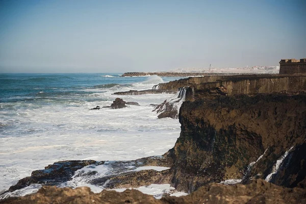 Hermosa Costa Escarpada Africana Con Olas Que Estrellan Contra Los —  Fotos de Stock