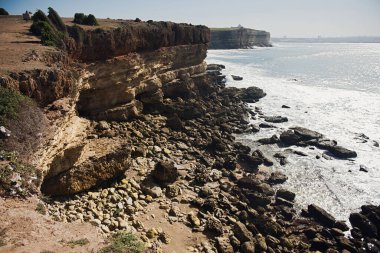 Dalgaların kayalıklara çarptığı engebeli güzel Afrika kıyıları