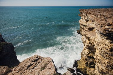 Dalgaların kayalıklara çarptığı engebeli güzel Afrika kıyıları