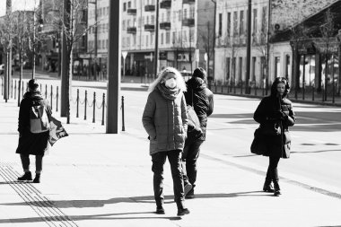 Coronavirus hastalığının yayılması için maske takan Coronavirus Genç kız. Yüzünde cerrahi maske olan genç bayana yakın durun.