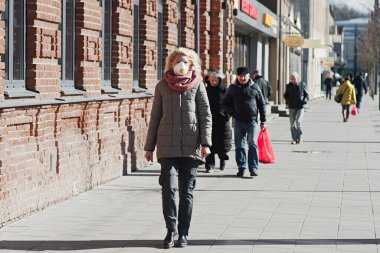 Coronavirus hastalığının yayılması için maske takan Coronavirus Genç kız. Yüzünde cerrahi maske olan genç bayana yakın durun.