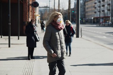 Coronavirus hastalığının yayılması için maske takan Coronavirus Genç kız. Yüzünde cerrahi maske olan genç bayana yakın durun.
