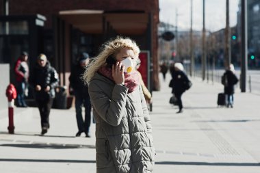 Coronavirus hastalığının yayılması için maske takan Coronavirus Genç kız. Yüzünde cerrahi maske olan genç bayana yakın durun.