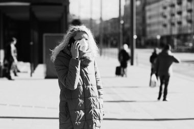 Coronavirus hastalığının yayılması için maske takan Coronavirus Genç kız. Yüzünde cerrahi maske olan genç bayana yakın durun.