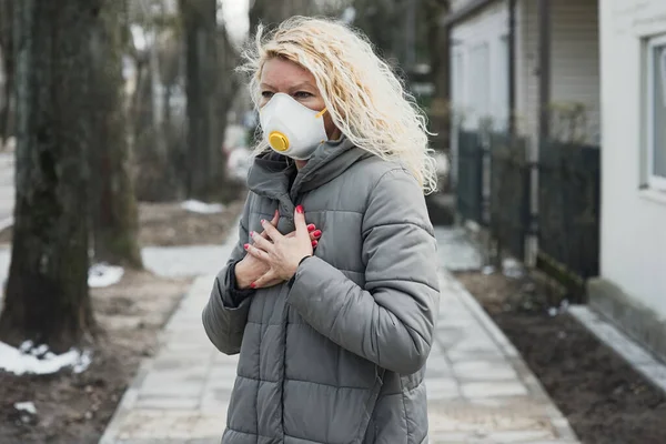 COVID-19 Pandemia Coronavirus Giovane ragazza in strada indossando maschera protettiva per la diffusione della malattia di Coronavirus 2019. Primo piano di giovane donna con maschera chirurgica sul viso contro — Foto Stock