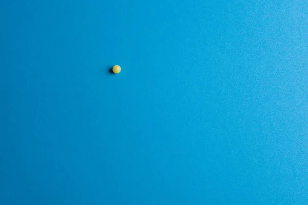 Gele Medische Pillen Blauwe Achtergrond Met Kopieerruimte Voor Tekst Alternatieve — Stockfoto