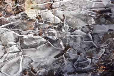 Yay deresinin yüzeyindeki buz kalıpları