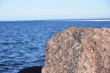 Körfezdeki granit kaya güneş tarafından aydınlatılmış.