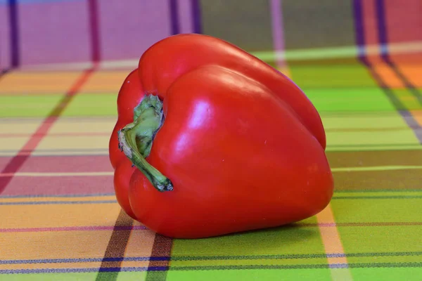 Φρέσκο Κόκκινο Bell Pepper Ξαπλωμένο Στο Τραπέζι — Φωτογραφία Αρχείου