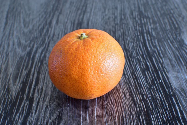 Tangerina Madura Fresca Deitada Sobre Mesa — Fotografia de Stock