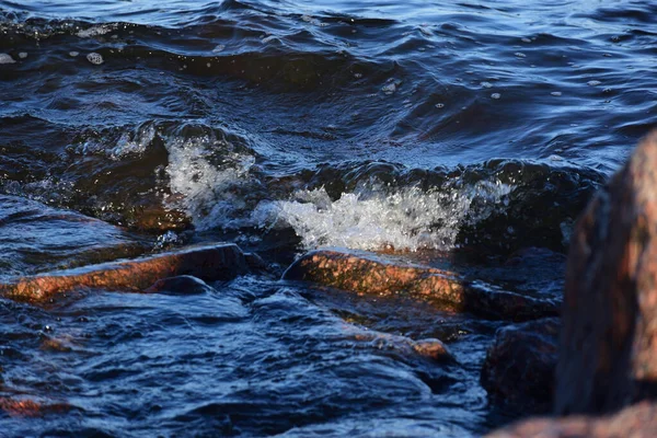 湾の冷たい水で洗い流された花崗岩 — ストック写真