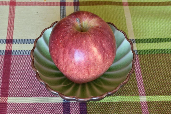 红苹果放在小盘子里 — 图库照片