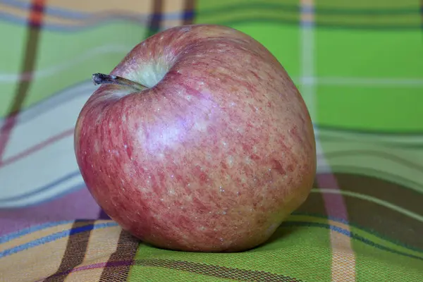 แอปเป เหล องส แดงนอนบนผ — ภาพถ่ายสต็อก