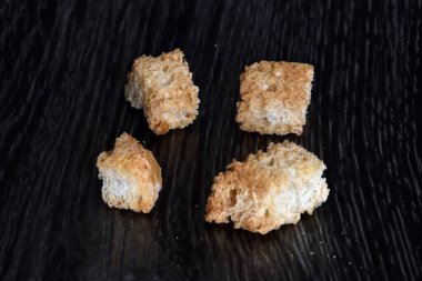 Kesme tahtasındaki beyaz ekmekten yapılmış dört kraker