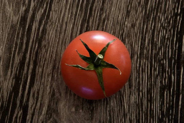 Färska Grönsaker Mogen Tomat Skärbrädans Yta — Stockfoto