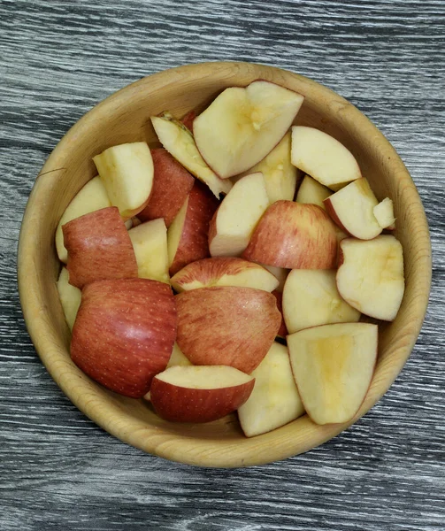 Krájené Jablko Dřevěném Talíři — Stock fotografie