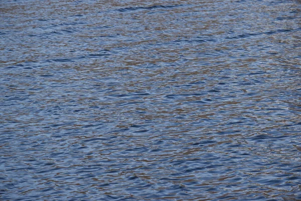 晴れた日に川の波の表面 — ストック写真