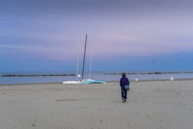 Roseto degli Abruzzi sahilinde sonbahar, gün batımı yürüyüşü