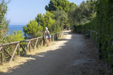 San Marco di Castellabate sahilinde yürüyor.