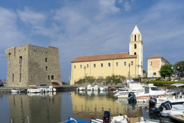 Acciaroli sokaklarında yürürken