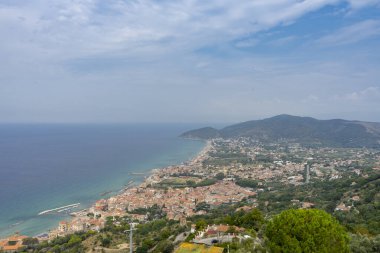 Santa Maria di Castellabate sokaklarında yürürken