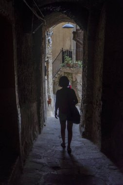 Santa Maria di Castellabate sokaklarında yürürken