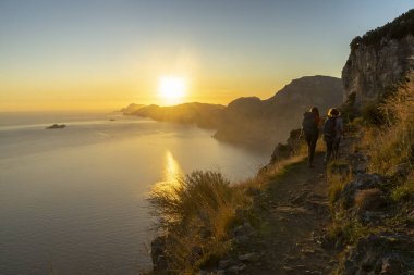 Gün batımında Tanrıların yolunda yürü.