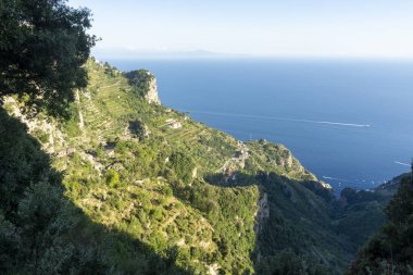Gün batımında Tanrıların yolunda yürü.