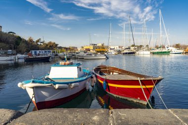 Chiaiolella Limanı, Procida sokaklarında yürüyorum.