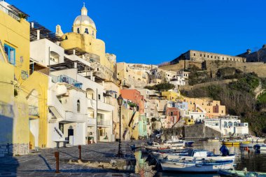 Corricella Limanı, Procida sokaklarında yürüyorum.